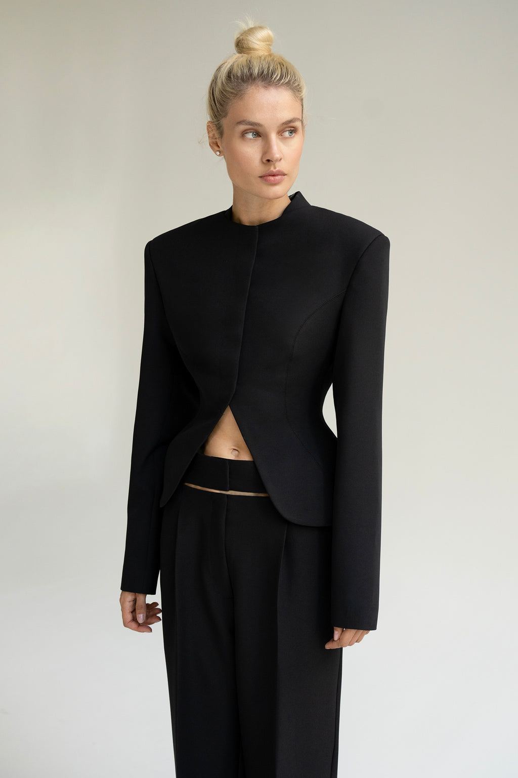 короткий черный жакет