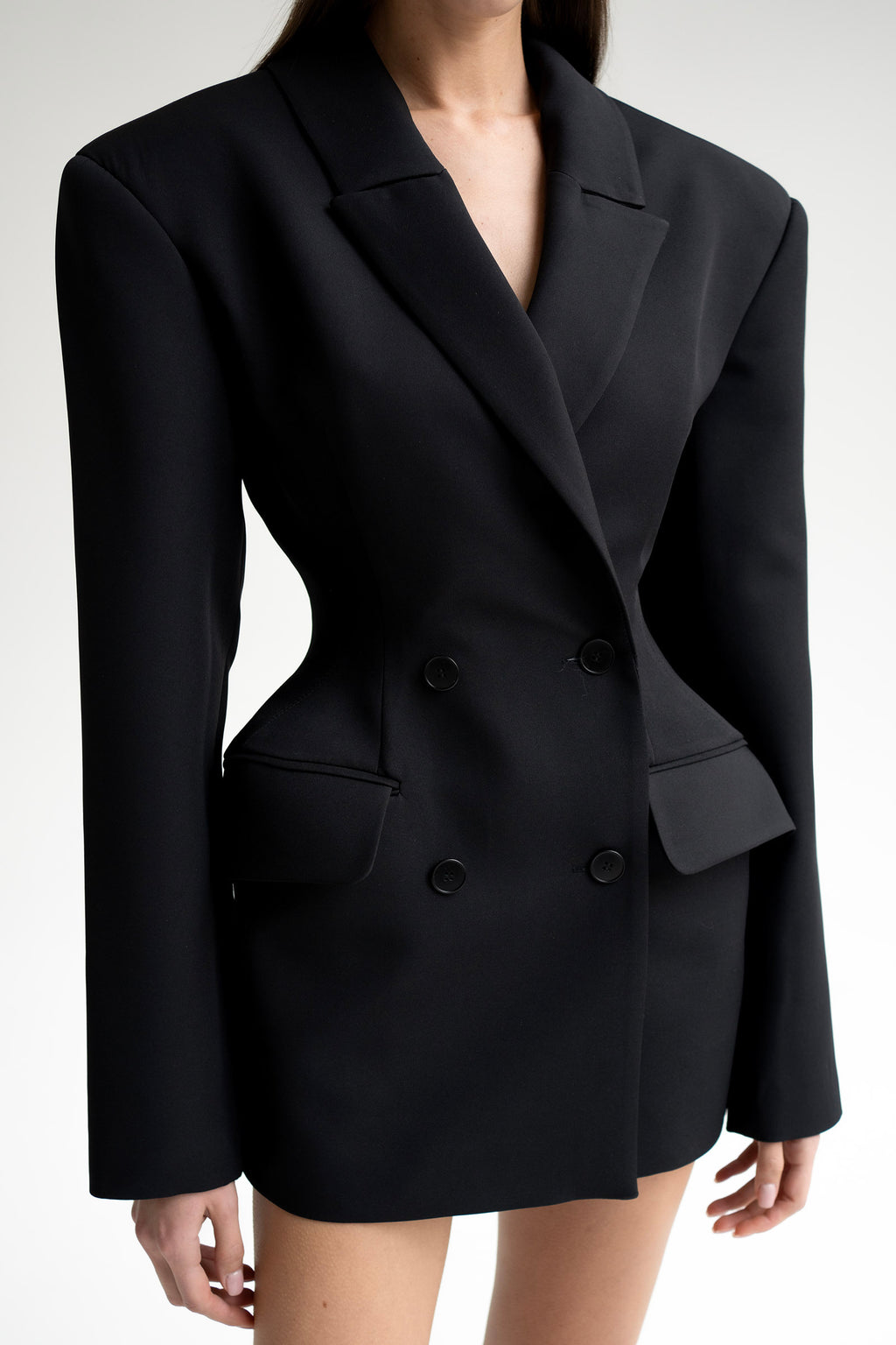 черный приталенный жакет