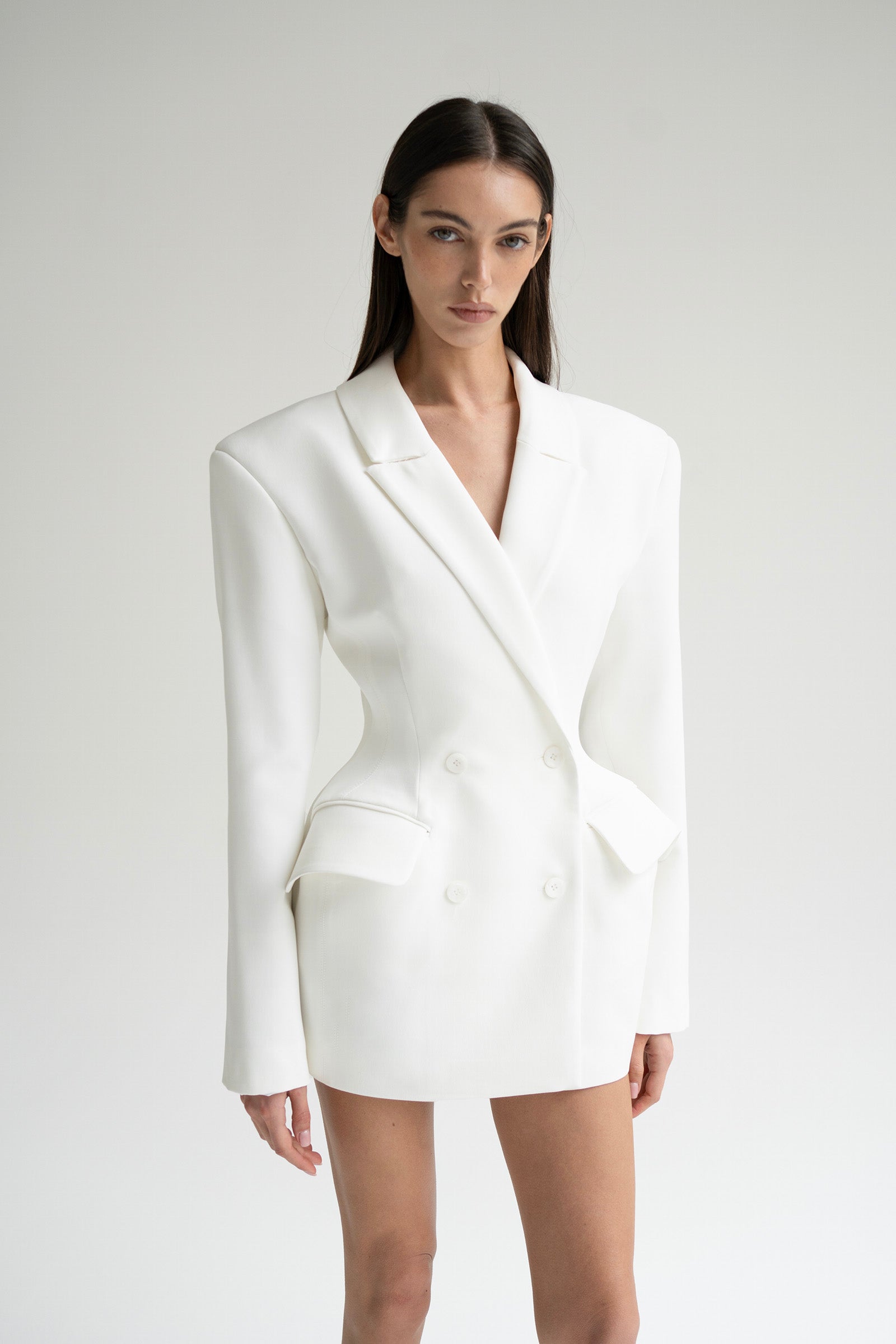 белый приталенный жакет