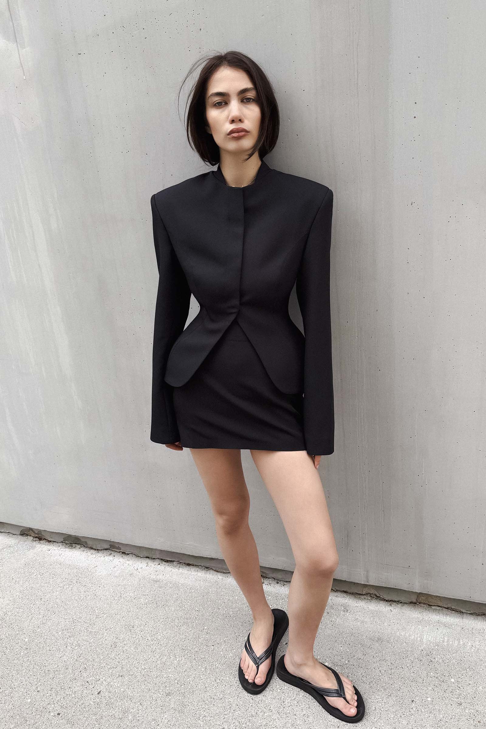 костюм с укороченным жакетом