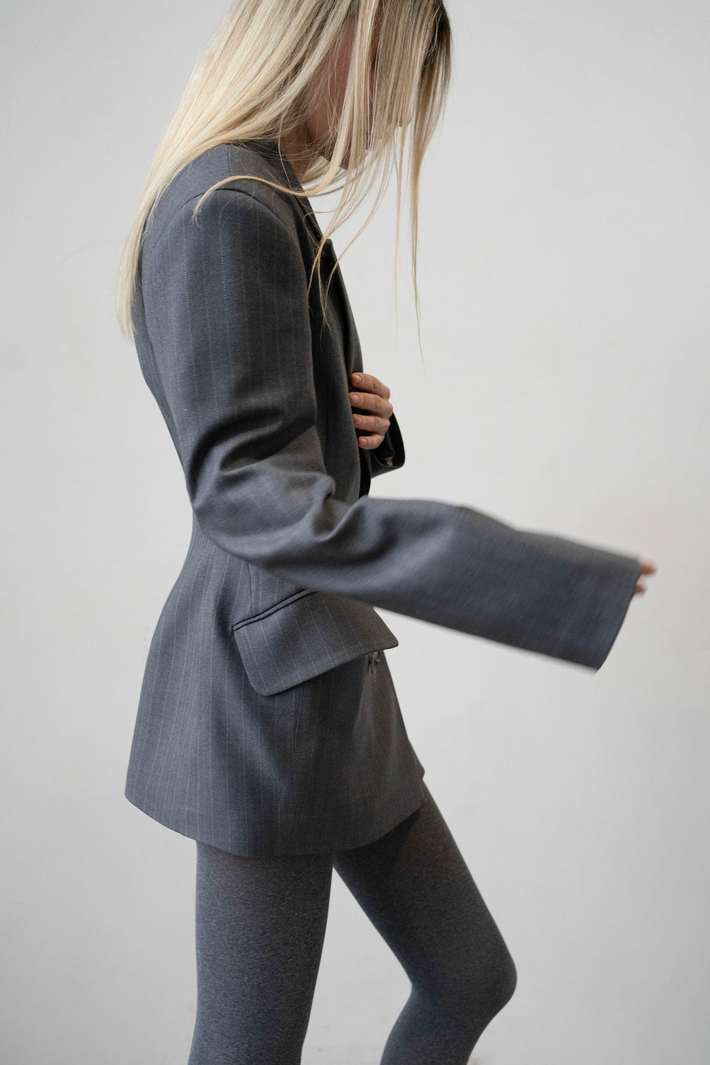 платье жакет серый