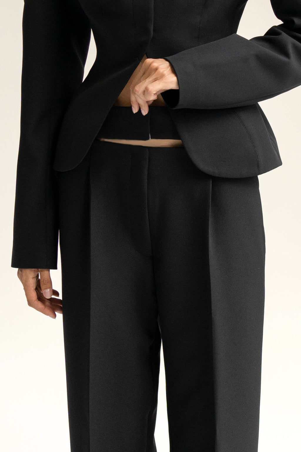 женские брюки черного цвета