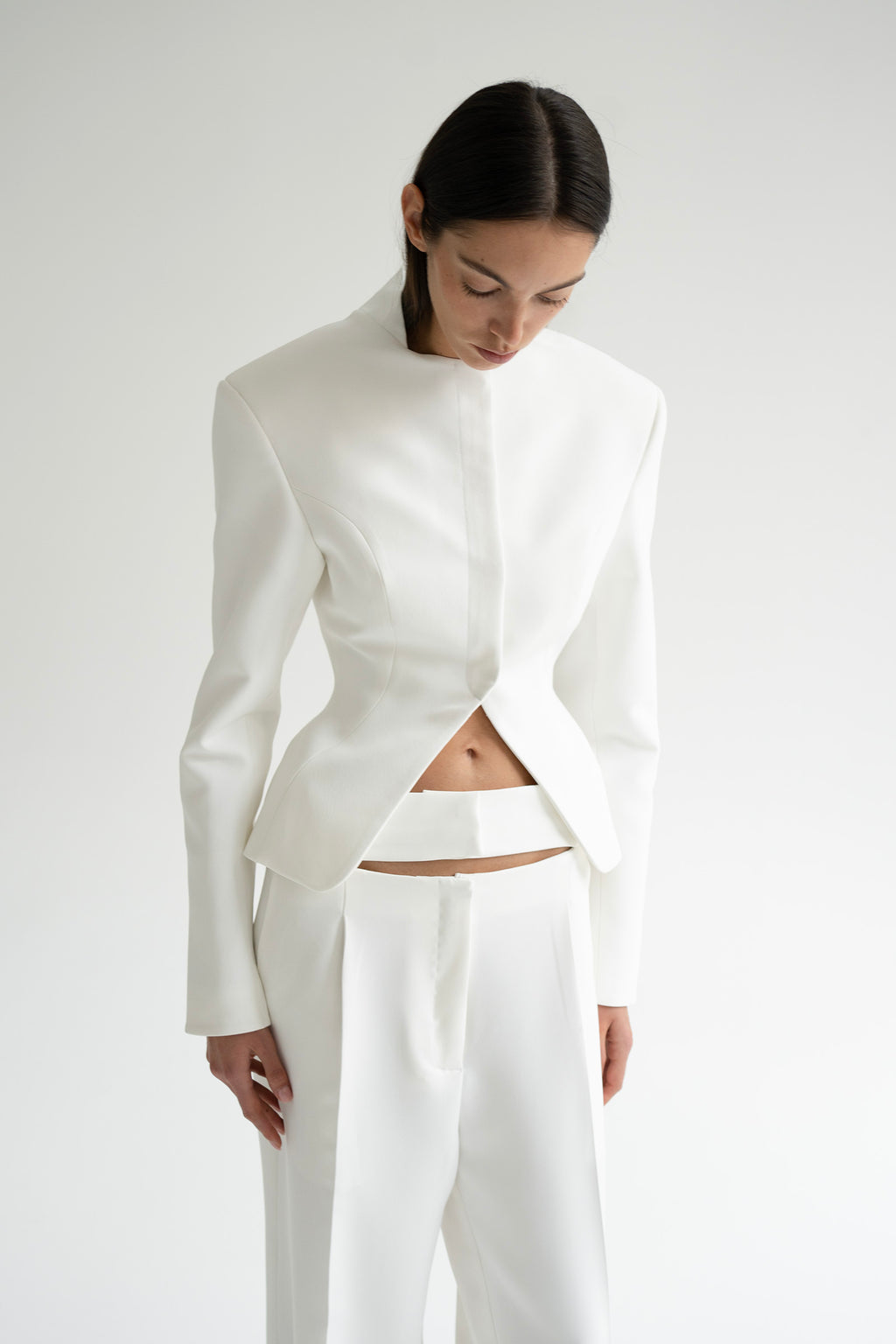 белый женский костюм