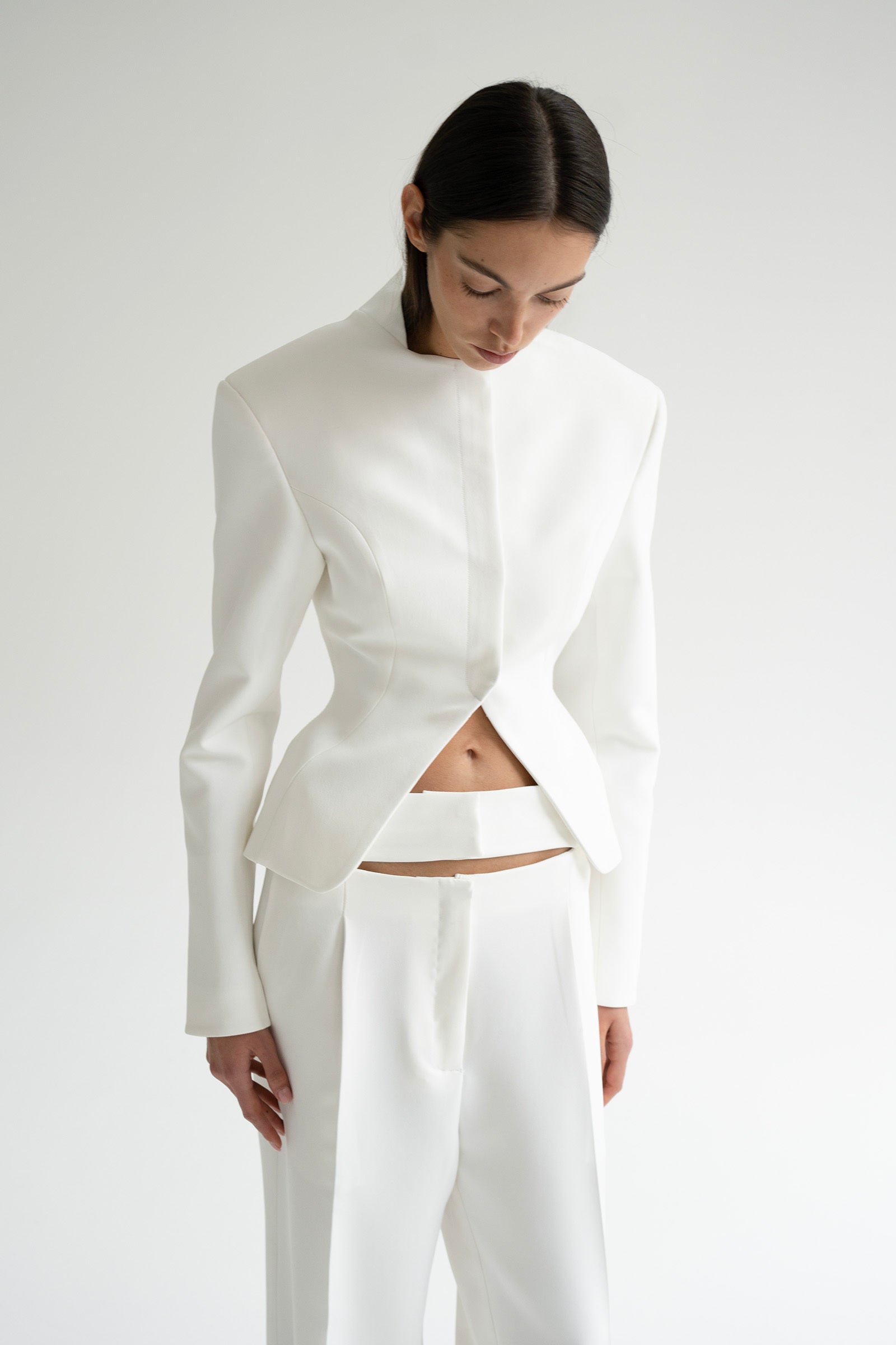 белый женский костюм